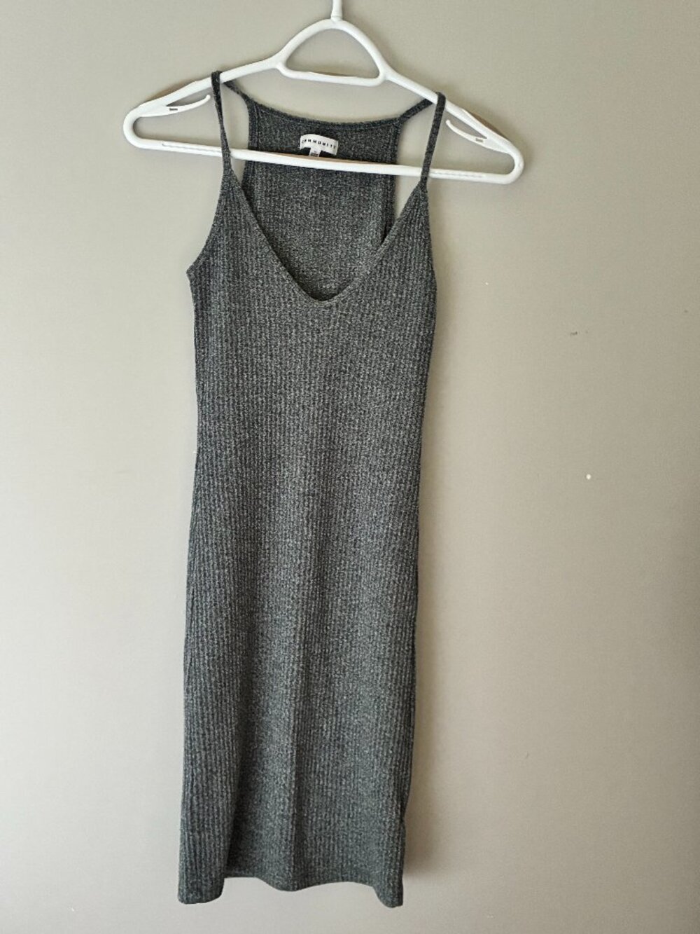Mini robe Aritzia Community grise mini dress size X-small in grey.
